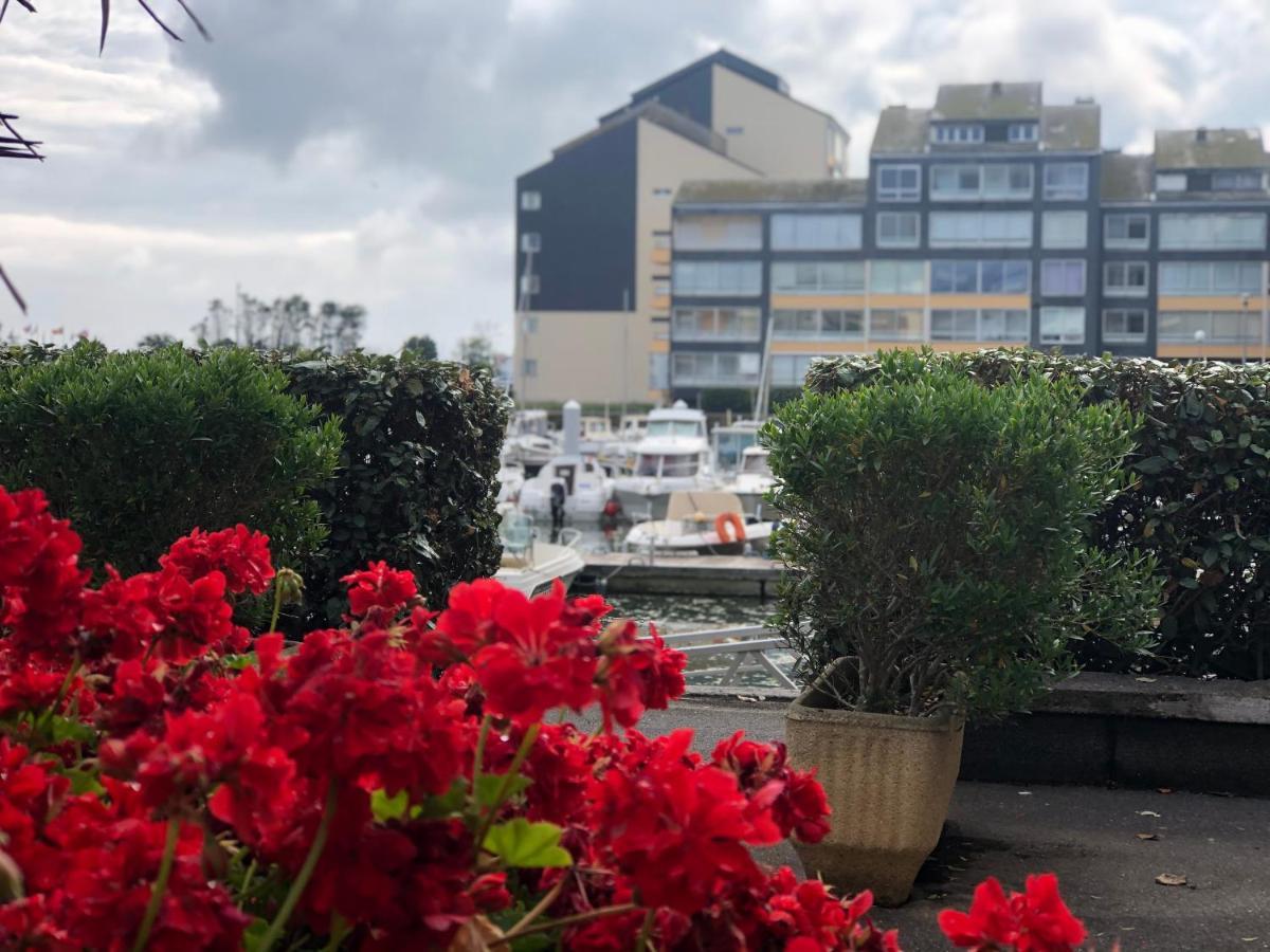 Bleu Sale - F2 Courseulles Avec Balcon Apartment Luaran gambar