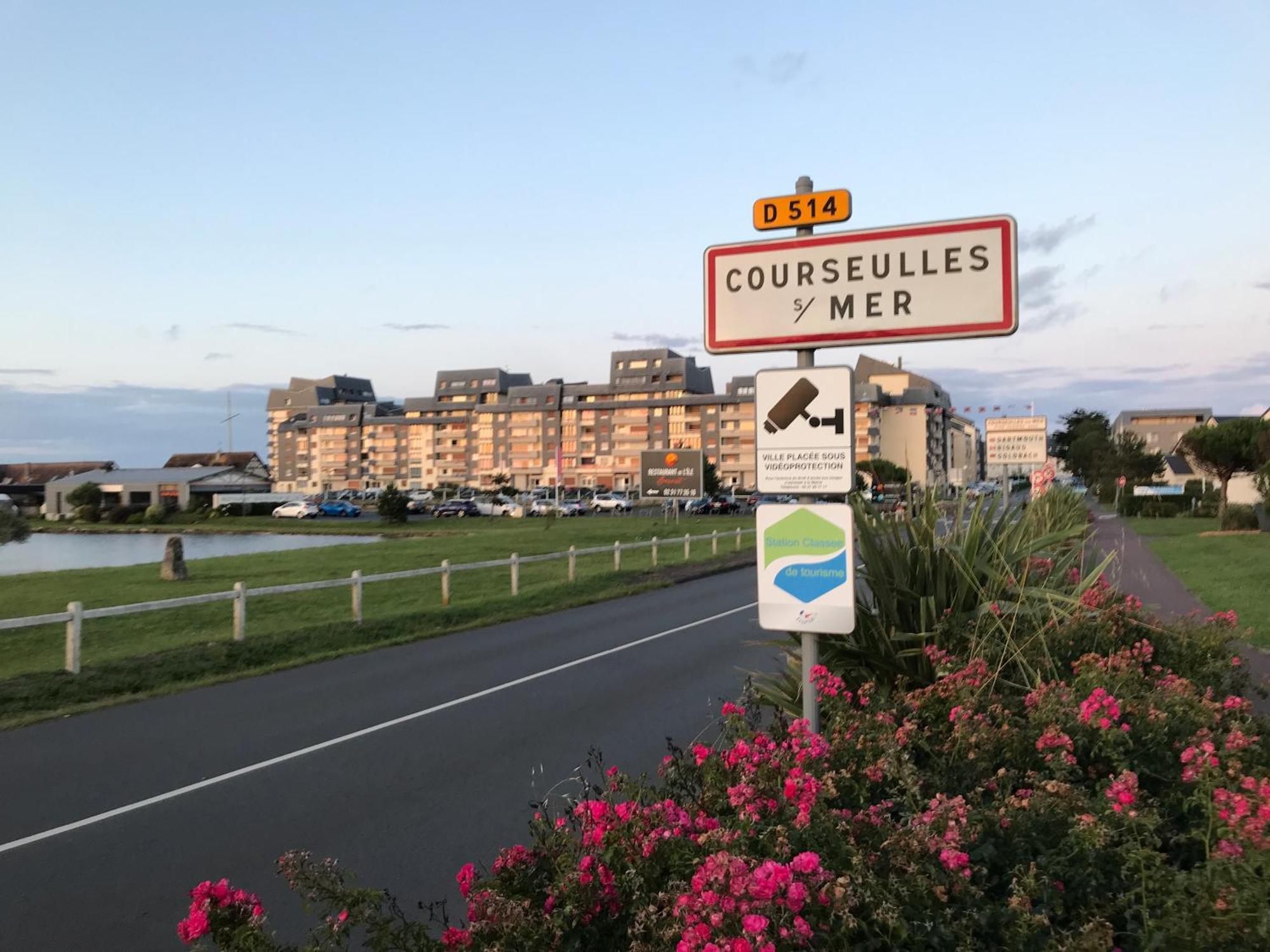 Bleu Sale - F2 Courseulles Avec Balcon Apartment Luaran gambar
